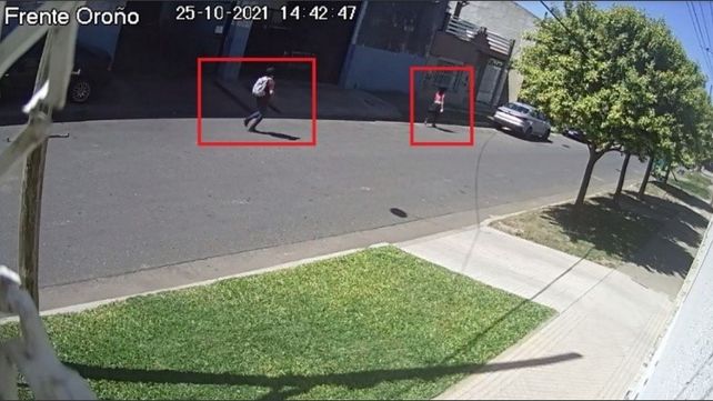 Una cámara muestra el momento previo en que el sicario ataca a la mujer