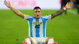 El Toro Martínez celebra el gol con el que le dio el título a la selección argentina.