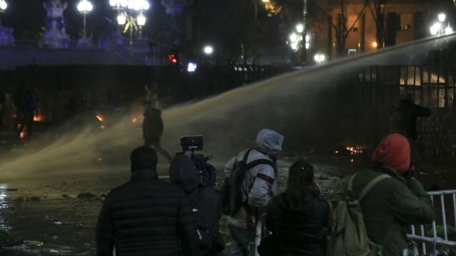 Los carros hidrantes reprimen las protestas.&nbsp;