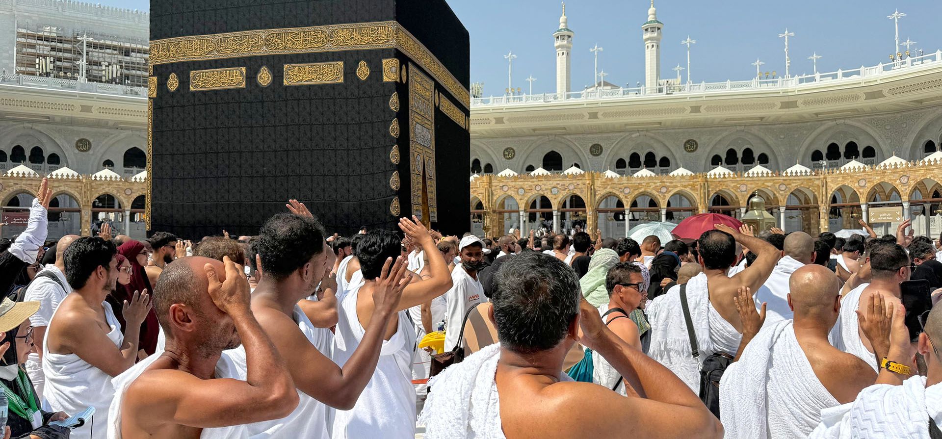 Peregrinos rezan ante la Kaaba, el lugar más sagrado del islam, en la Gran Mezquita de la ciudad santa musulmana de La Meca, Arabia Saudita, durante la peregrinación menor —conocida como Umrah—, la cual puede realizarse en cualquier época del año; viernes, 23 de octubre de 2026. (Foto AP) Peregrinos rezan ante la Kaaba, el lugar más sagrado del islam, en la Gran Mezquita de la ciudad santa musulmana de La Meca, Arabia Saudita, durante la peregrinación menor —conocida como Umrah—, la cual puede realizarse en cualquier época del año; viernes, 23 de octubre de 2026. (Foto AP)
