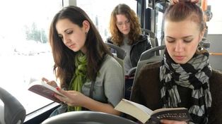 Proponen que los que viajen en colectivo leyendo un libro no paguen boleto