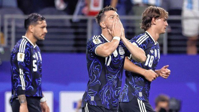 Giovani Lo Celso se hizo cargo de un tiro libre en la puerta del área y marcó un golazo.