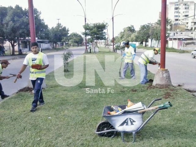 Manos a la obra. Así trabajaban los chicos en la pintura de las columnas.