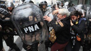 Disturbios y tensión fuera del Congreso por la Ley Bases: piedras, bombas molotov y enfrentamientos con la policía. Foto: La Nación.