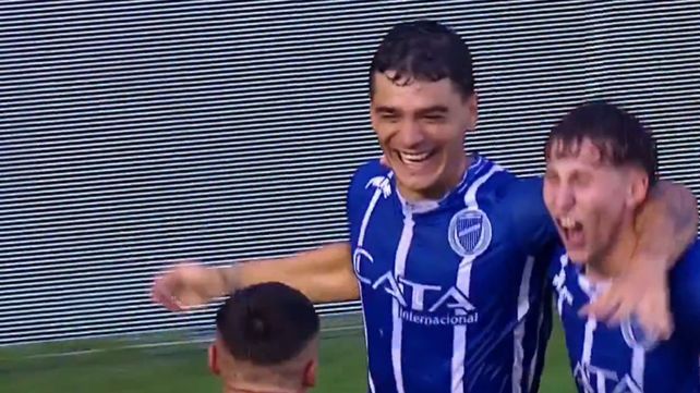 Luca Martínez Dupuy celebra el segundo gol de Godoy Cruz. En la primera fecha jugó para Central.