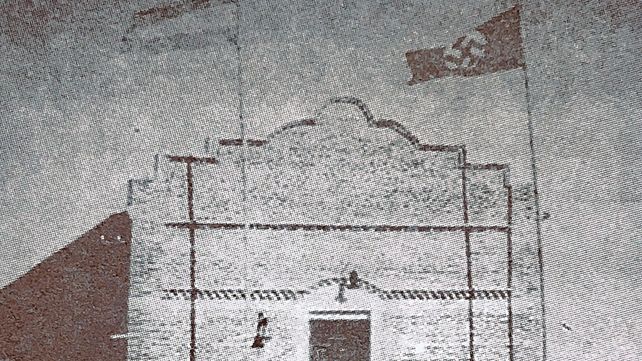 El edificio de General Galarza en su apogeo lucía la Bandera Argentina y otra nazi.