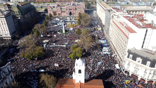 Multitudinarias marchas para repudiar el ataque a la Vicepresidenta