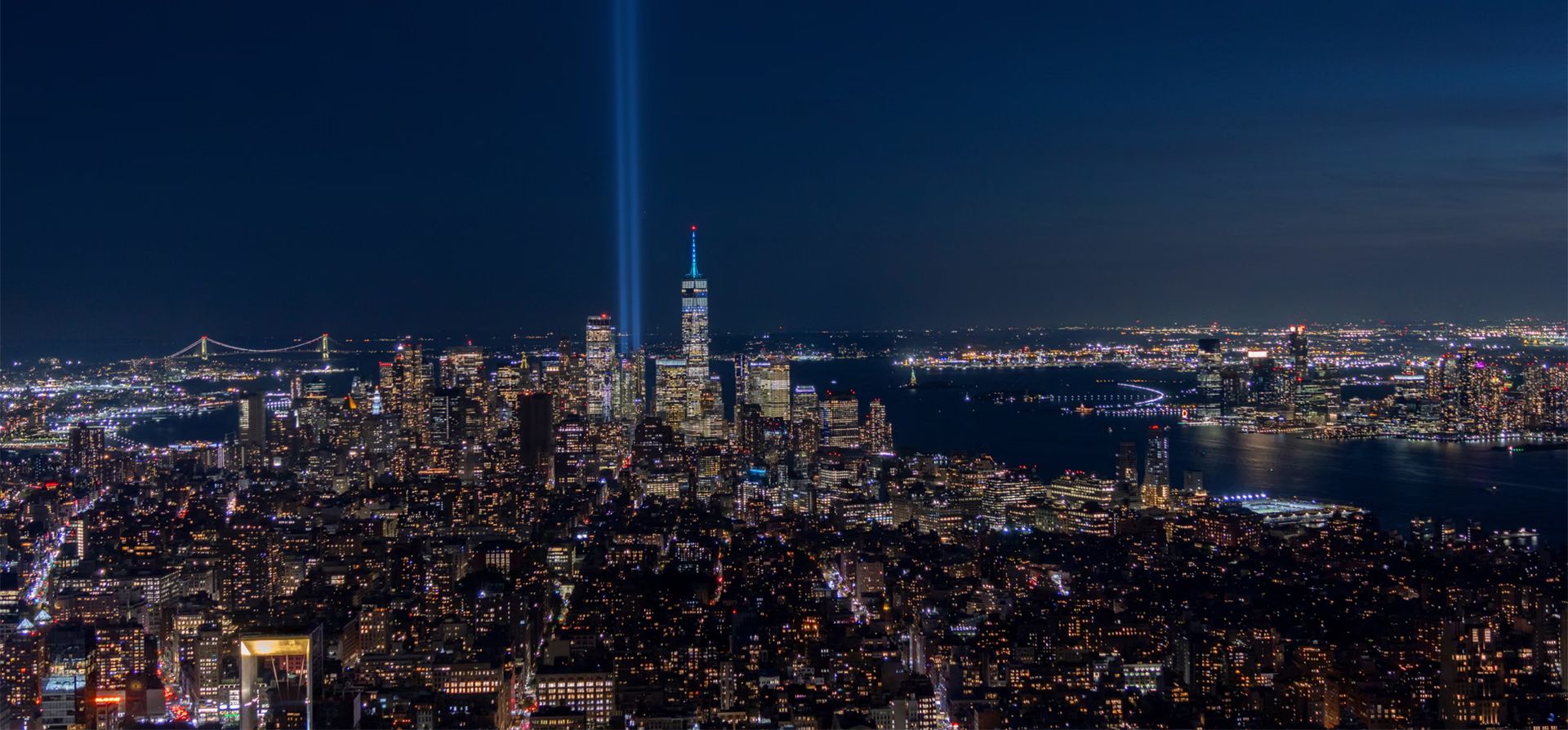 El Homenaje de Luz ilumina el horizonte del bajo Manhattan y el One World Trade Center, visto desde el Empire State Building, con motivo del 25.º aniversario de los atentados del 11 de septiembre, Nueva York. Fotografía: Gary Hershorn/Getty Images El Homenaje de Luz ilumina el horizonte del bajo Manhattan y el One World Trade Center, visto desde el Empire State Building, con motivo del 25.º aniversario de los atentados del 11 de septiembre, Nueva York. Fotografía: Gary Hershorn/Getty Images