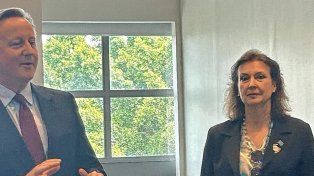 Diana Mondino junto a David Cameron, canciller del Reino Unido.