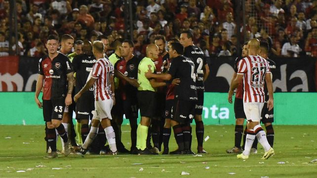 Reclamo. Gabrielli habla con el l&iacute;nea Verlotta. Debi&oacute; ser penal ante Estudiantes.&nbsp;