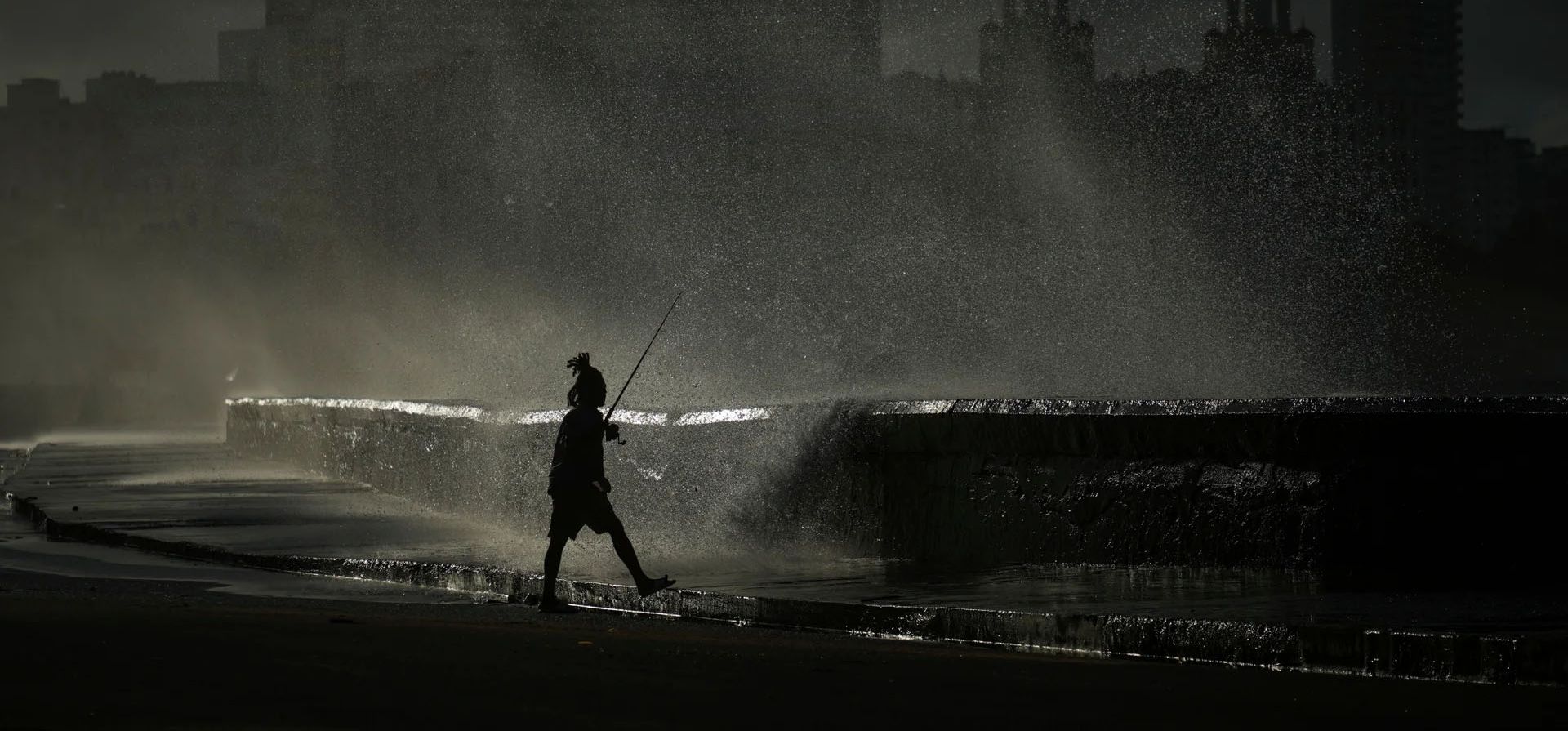 Una persona se prepara para ir a pescar por el paseo marítimo durante un corte de energía, La Habana, Cuba. Fotografía: Ramón Espinosa/AP Una persona se prepara para ir a pescar por el paseo marítimo durante un corte de energía, La Habana, Cuba. Fotografía: Ramón Espinosa/AP