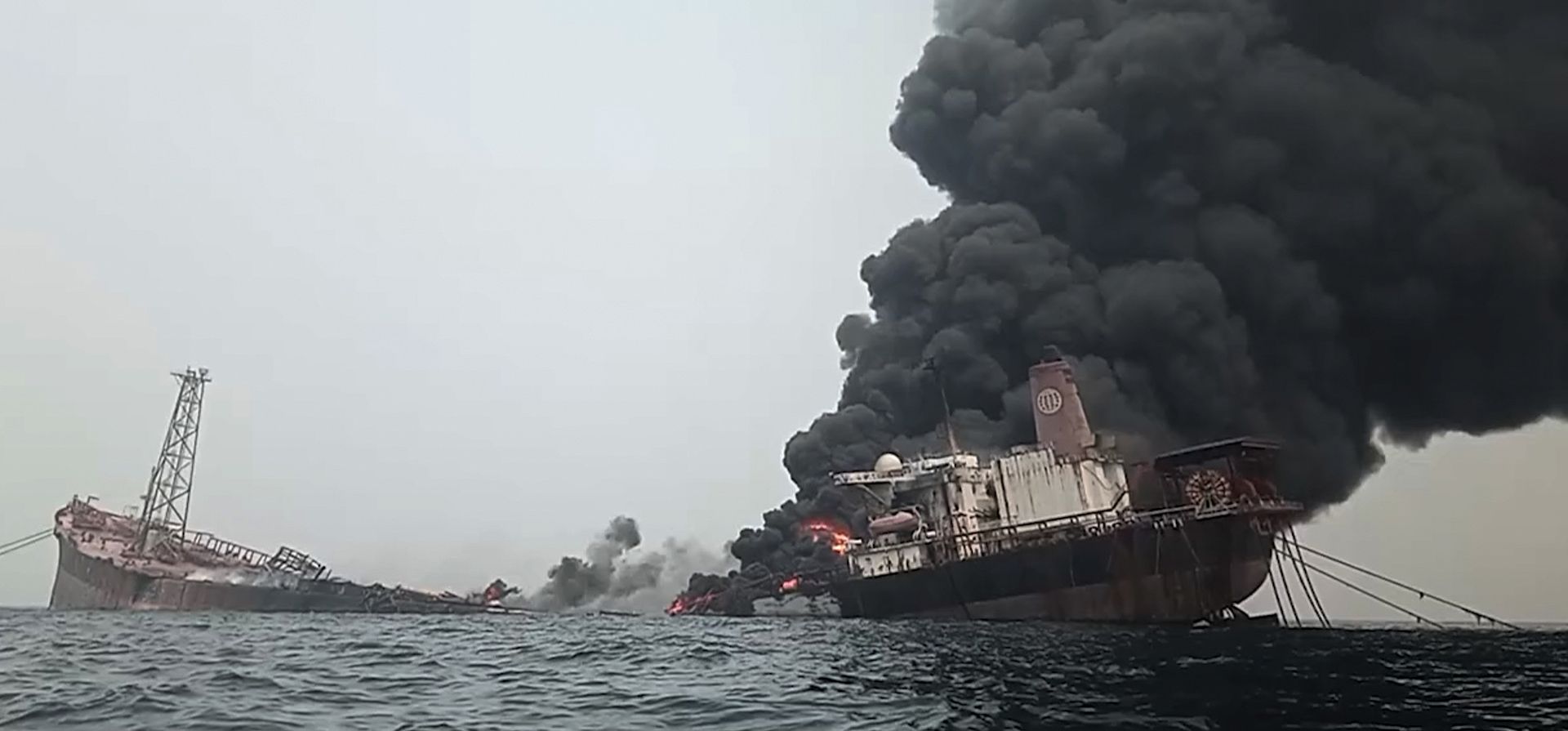 El buque Trinity Spirit en llamas anclado a 15 millas de la costa de Nigeria, que se incendió el 2 de febrero de 2022. El barco no tenía seguro ni bandera y había caído en mal estado. Cinco trabajadores murieron y otros dos quedaron desaparecidos en la explosión. (ARCHIVO: Bolaji John vía AP) El buque Trinity Spirit en llamas anclado a 15 millas de la costa de Nigeria, que se incendió el 2 de febrero de 2022. El barco no tenía seguro ni bandera y había caído en mal estado. Cinco trabajadores murieron y otros dos quedaron desaparecidos en la explosión. (ARCHIVO: Bolaji John vía AP)