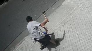 Rosario: el momento del ataque quedó registrado en una cámara de vigilancia de la zona.