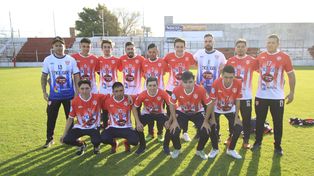 En casa. Los planteles de Atlético Paraná A y B en el estadio Pedro Mutio con la flamante indumentaria deportiva.&nbsp;