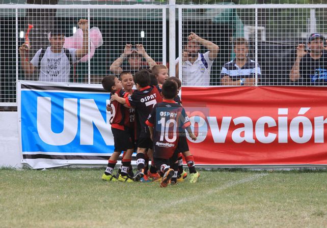 Por la gloria. Los clubes buscarán quedarse con el premio mayor del Torneo. Los chicos tendrán sus trofeos por participar. Foto UNO/Juan Ignacio Pereira