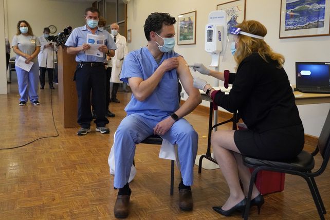 Médicos y enfermeros reciben la vacuna en un hospital de Providence