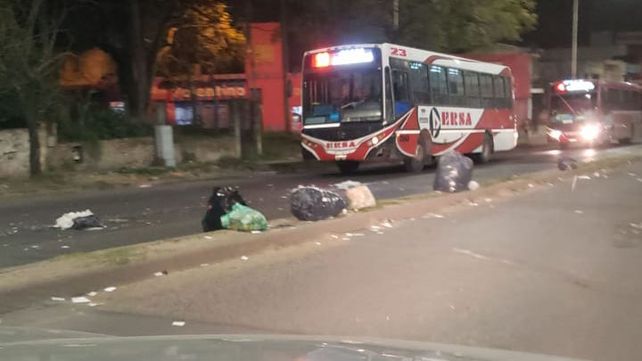 Algunas calles de Paraná amanecieron repletas de basura por asamblea de municipales