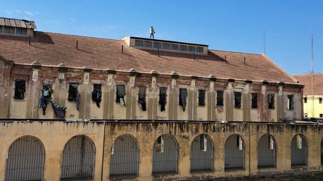 Un preso se subió a los techos de la cárcel de Coronda.