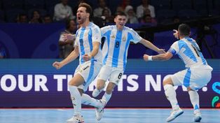 Los jugadores de la selección festejan tras la goleada que consiguió ante Ucrania en su debut.