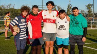 Isidro Mascambroni, Danilo Fernández, Bruno Camino Dios, Jair Cuevas y Matías Domínguez. Ausentes, Facundo Pérez y Luis Sambucetti. Los jugadores de San Agustin XV rugby inclusivo dirán presente en Pamplona, en el Mundial Mixed Ability.