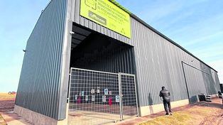En los Centros de Almacenamiento Transitorio el productor o aplicador deberá entregar envases limpios y perforados.