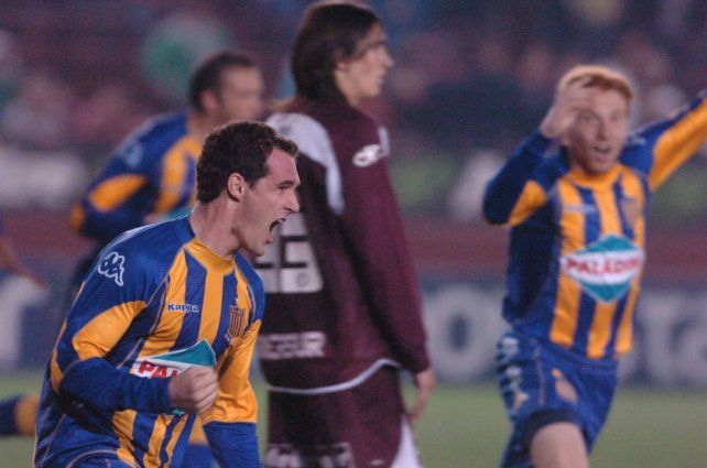 Leonardo Borzani grita el gol del triunfo ante Lanús