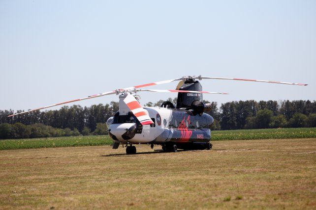 Video: helicóptero Chinook opera en los incendios del Delta
