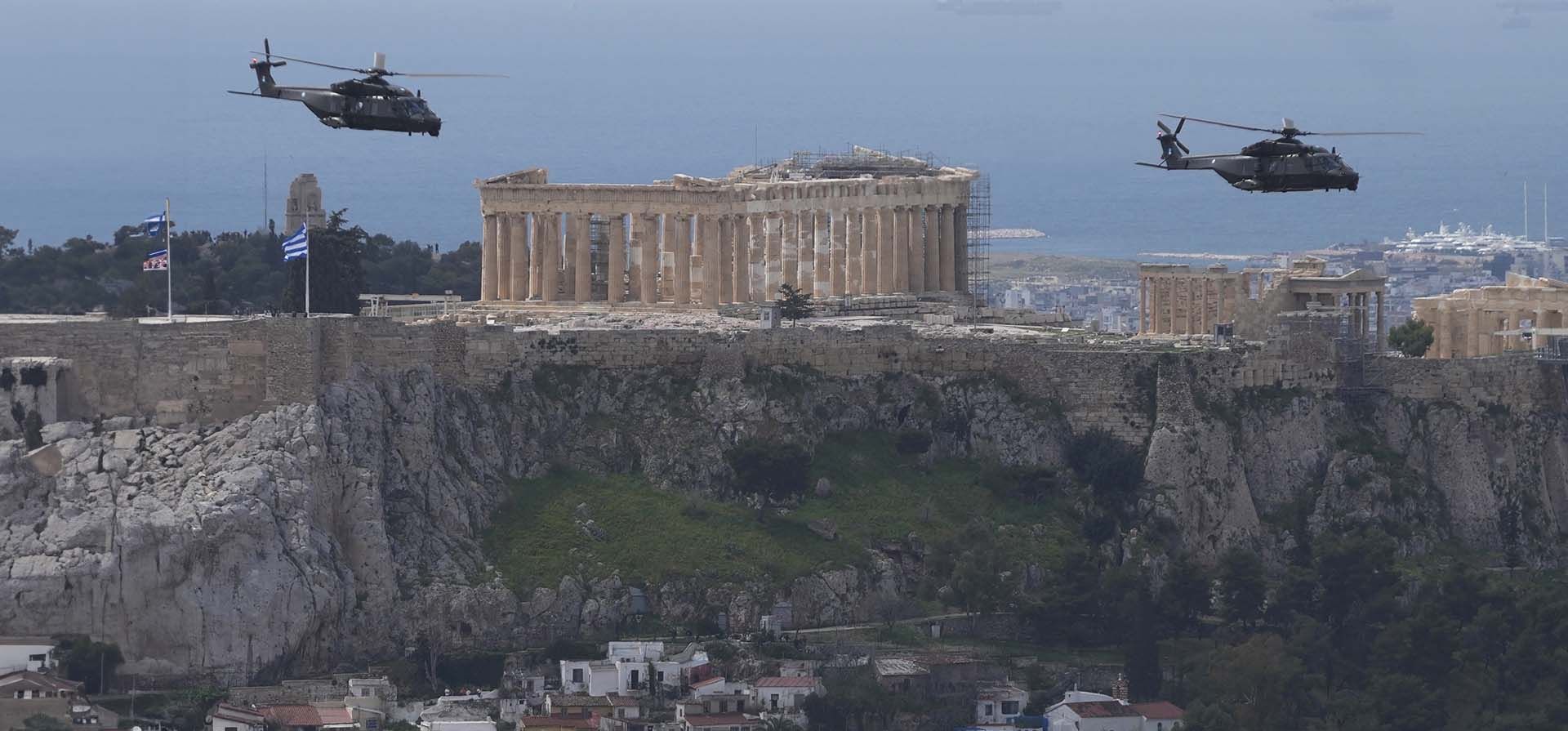 Helicópteros militares griegos vuelan frente a la colina de la Acrópolis durante un desfile militar que conmemora el Día de la Independencia griega en Atenas, el lunes 25 de marzo de 2024. (Foto AP/Petros Giannakouris) Helicópteros militares griegos vuelan frente a la colina de la Acrópolis durante un desfile militar que conmemora el Día de la Independencia griega en Atenas, el lunes 25 de marzo de 2024. (Foto AP/Petros Giannakouris)