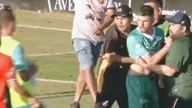 Jugadores e hinchas de Deportivo Maipú se agarron a trompadas.