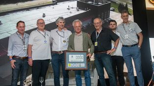 Los representantes de los distintos clubes de automóviles entregaron este miércoles, la patente 0000 al diseñador y constructor de autos superdeportivos, Horacio Pagani.