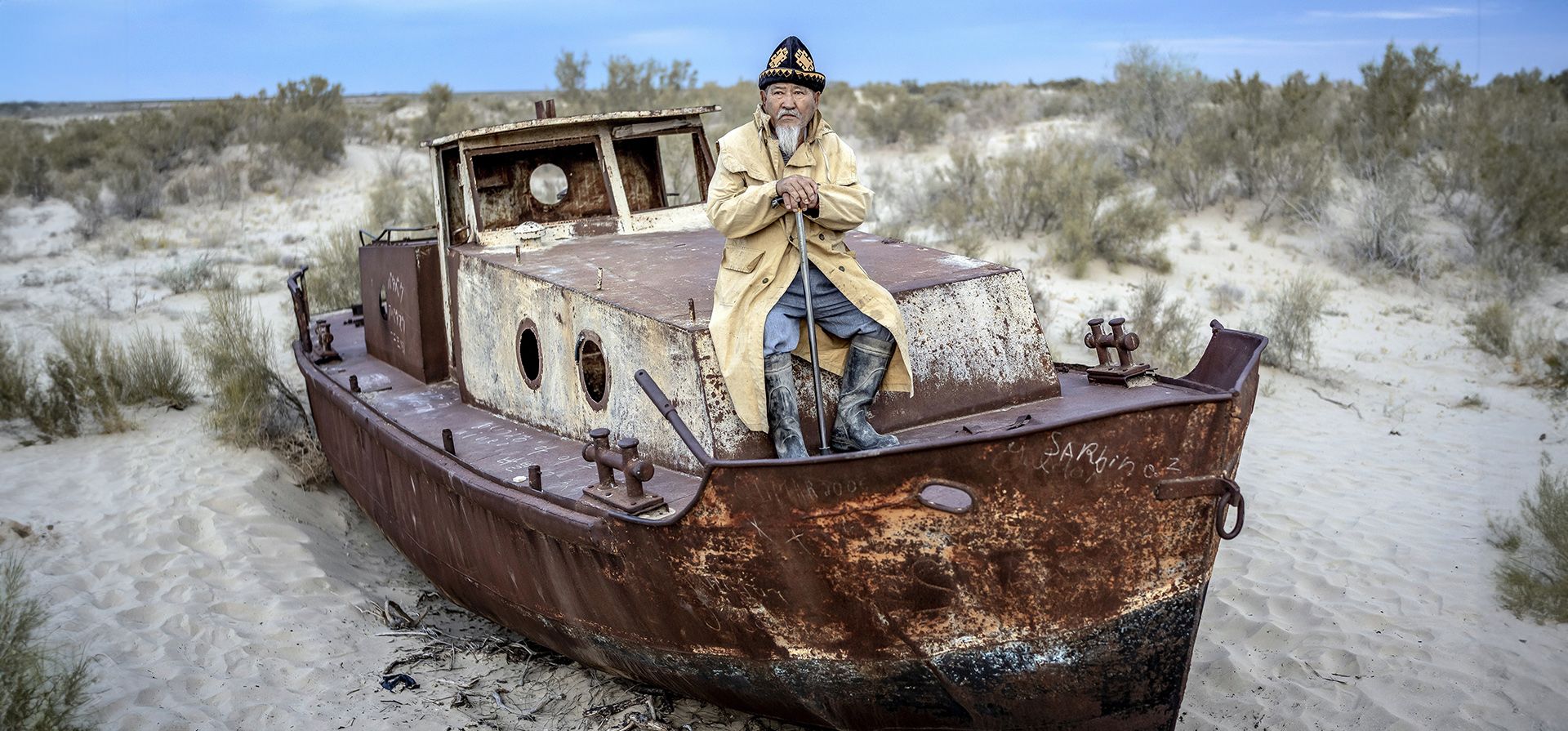Ali Shadilov, un expescador del Mar de Aral, sentado en un barco destartalado en Muynak, fue entrevistado y retratado por The Associated Press, en Uzbekistán. (Foto AP/Ebrahim Noroozi) Ali Shadilov, un expescador del Mar de Aral, sentado en un barco destartalado en Muynak, fue entrevistado y retratado por The Associated Press, en Uzbekistán. (Foto AP/Ebrahim Noroozi)