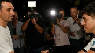 Lionel Scaloni llegó esta miércoles a Pujato y saludó a los hinchas que se acercaron a su casa. Foto: Olé
