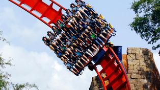 Diez argentinos quedaron atrapados en una montaña rusa a 60 metros de altura 