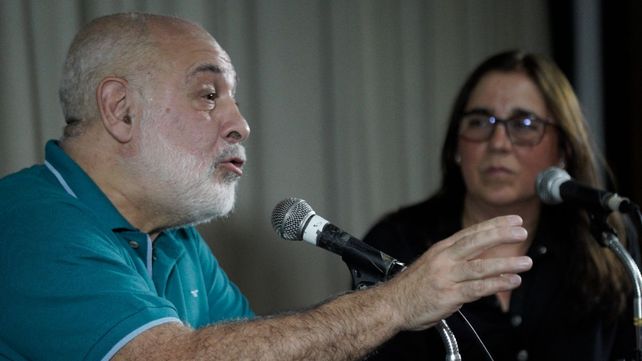 Gustavo Bombini disertó en Rosario acompañado por la docente y especialista Paola Piacenza.