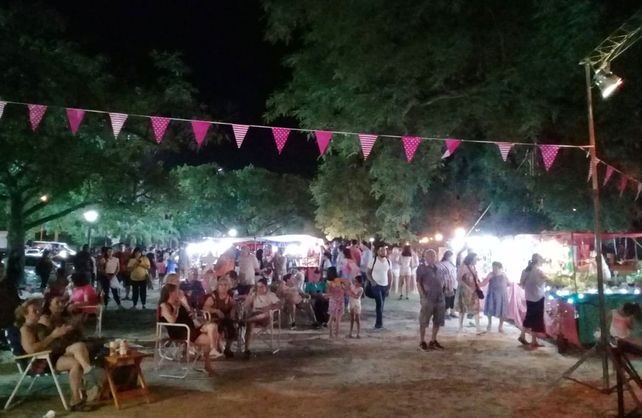 Feria nocturna de emprendedores en la Costanera
