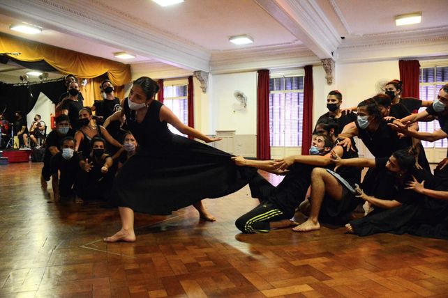 El cuerpo de baile realizó los ensayos previos al debut en Plataforma Lavardén.