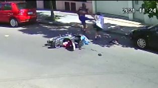 El delincuente le aplicó una patada voladora a la mujer a la que había hecho caer de su moto.