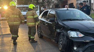 El conductor de un Toyota Etios automático resultó con fractura en uno de sus brazos luego chocar tres autos y volcar el propio.