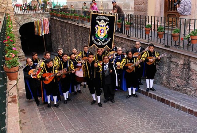 Callejoneadas, al ritmo de la música y las tradiciones