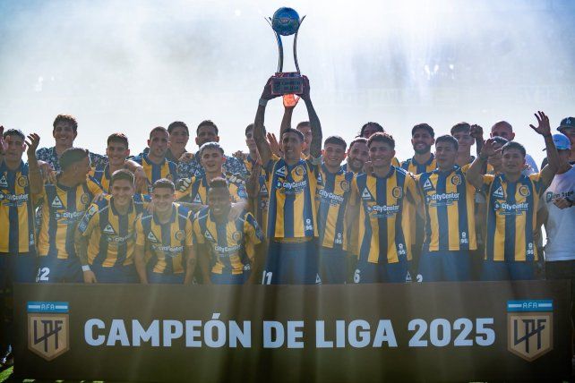 El plantel de Central celebra la obtención de la Liga 2025 que le otorgó la Liga Profesional.