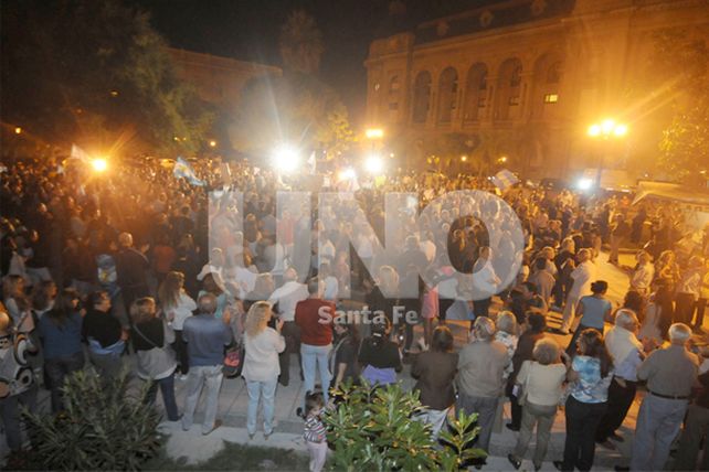 En Santa Fe una multitud llevó sus reclamos a la Plaza de Mayo
