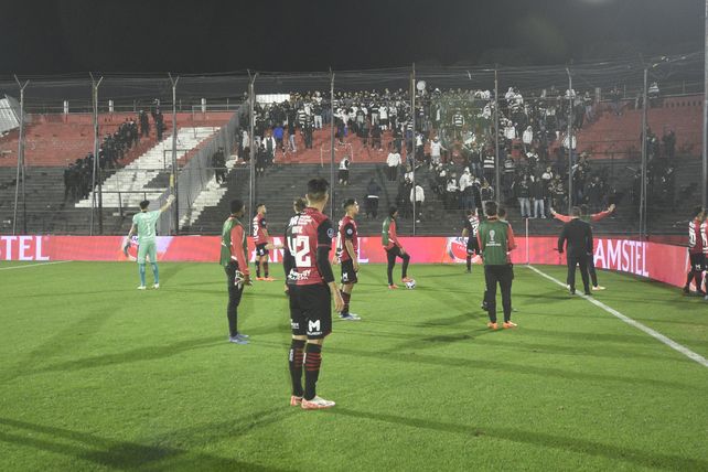 El plantel de Newells pide calma ante la pelea de ambas hinchadas en el Coloso.