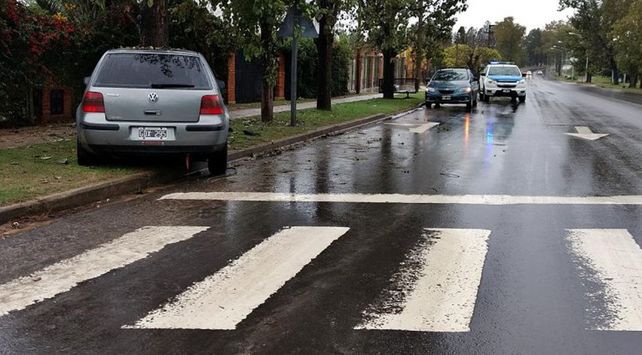 Se cruzó de carril y chocó violentamente contra un árbol
