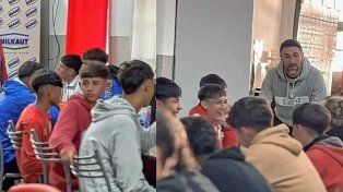 El DT de Unión, Cristian González, se dio una vuelta por la Casa del Jugador de Unión donde viven más de 50 chicos.