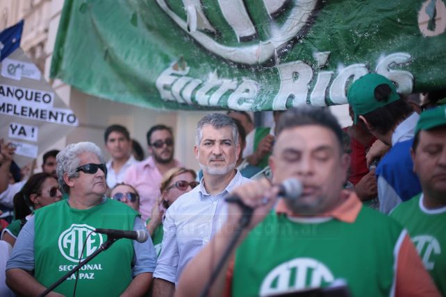 Estatales y docentes marcharon a Casa de Gobierno en repudio del techo del 18% y denunciaron aprietes