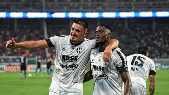 Cabral y Angulo festejan uno de los goles del Ferroviario ante Racing.