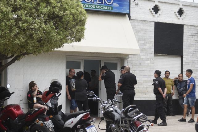 Familiares y compañeros estuvieron en el velatorio del policía asesinado.