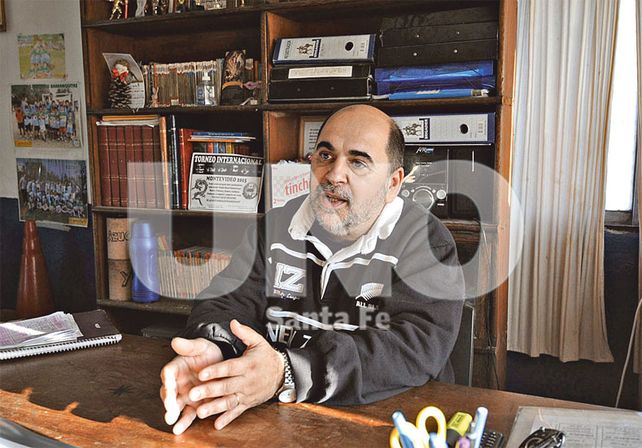 Titular. Alfredo Penissi lleva varios años al frente de esta institución y se esfuerza para ver una vecinal repleta de vida y color / Foto: José Busiemi - Uno Santa Fe