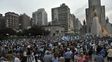 Embanderados. La multitud copó el Monumento para respaldar al gobierno de Cambiemos.