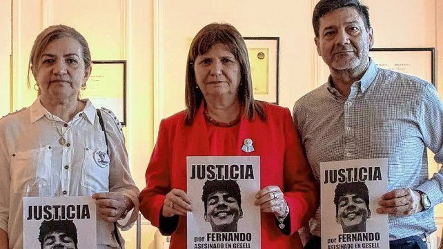 La ministra Patricia Bullrich con los padres del joven asesinado en Villa Gesell